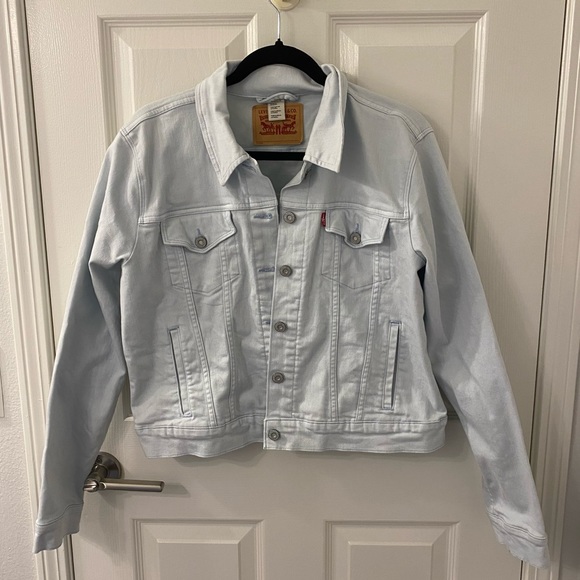 Levi’s light wash denim jacket